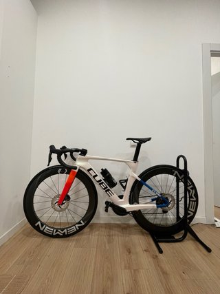 Bicicleta de carretera CUBE