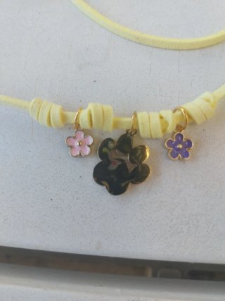 Choker giallo con ciondoli fiori e zampina