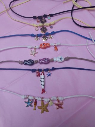 Choker giallo con ciondoli fiori e zampina