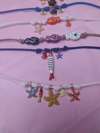 Choker giallo con ciondoli fiori e zampina