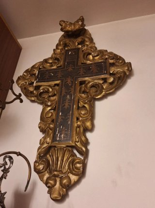 Cruz Policromada Dorada y Negra