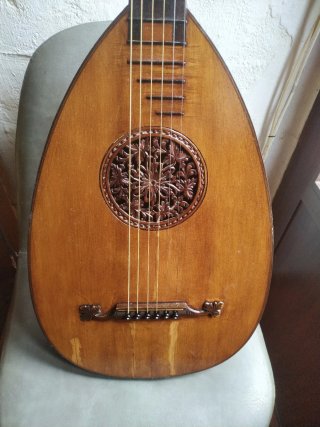Guitarra Laúd Centenaria Cabeza León