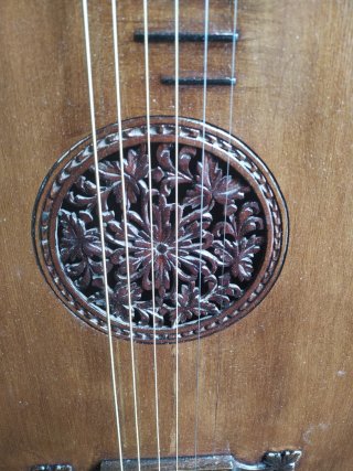 Guitarra Laúd Centenaria Cabeza León