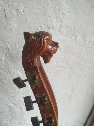 Guitarra Laúd Centenaria Cabeza León