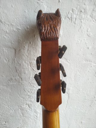 Guitarra Laúd Centenaria Cabeza León