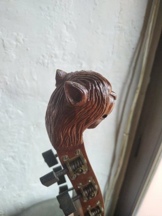 Guitarra Laúd Centenaria Cabeza León