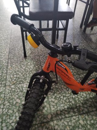 Bicicleta infantil naranja sin pedales