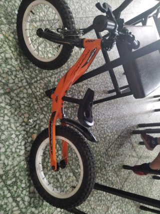 Bicicleta infantil naranja sin pedales