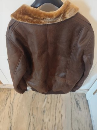 Cazadora marrón con cuello de pelo