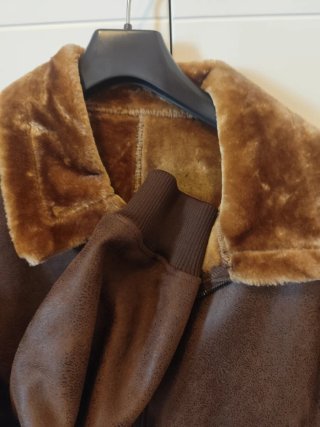 Cazadora marrón con cuello de pelo