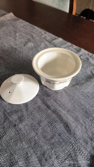 Azucarero de porcelana con tapa