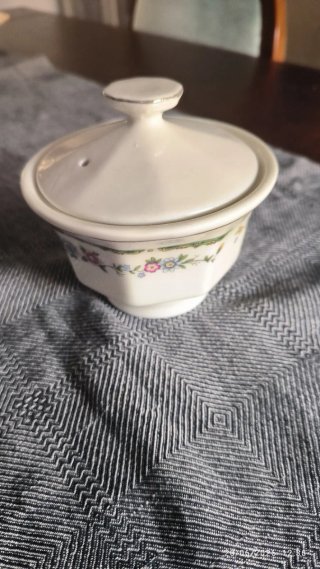 Azucarero de porcelana con tapa