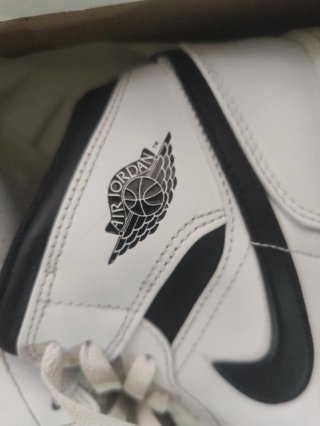 Air Jordan 1 Mid Blancas y Negras