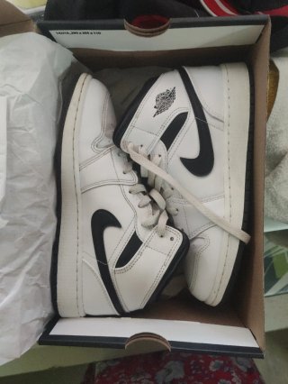 Air Jordan 1 Mid Blancas y Negras