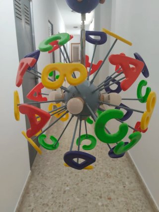 Lámpara infantil con letras de colores