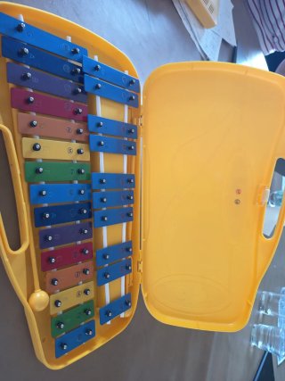 Carillón amarillo infantil
