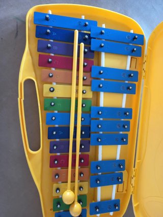 Carillón amarillo infantil