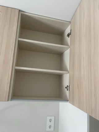 Cocina moderna blanca y madera. Nueva.