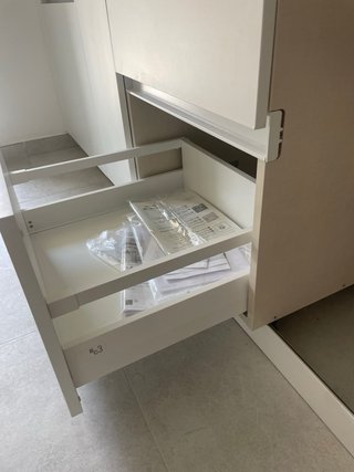 Cocina moderna blanca y madera. Nueva.