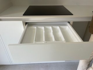 Cocina moderna blanca y madera. Nueva.