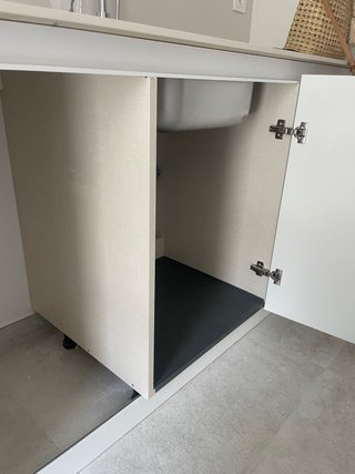 Cocina moderna blanca y madera. Nueva.