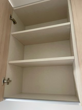 Cocina moderna blanca y madera. Nueva.