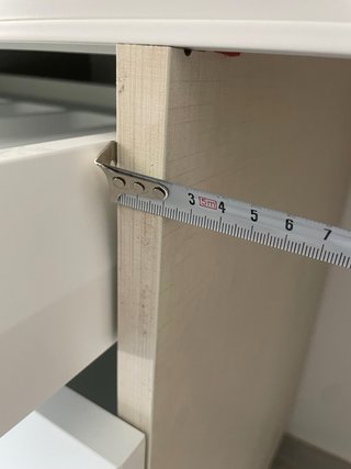 Cocina moderna blanca y madera. Nueva.