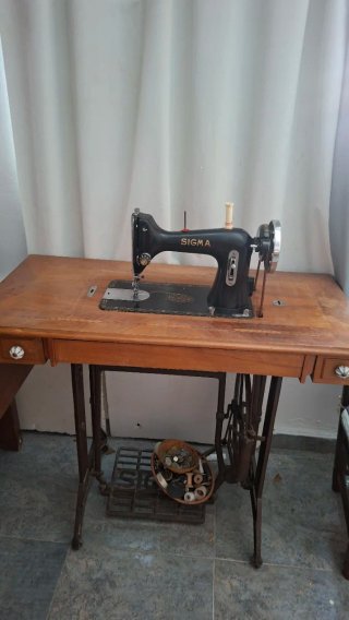 Máquina de coser Singer con pie y tapa