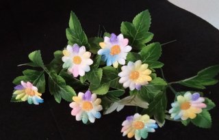 Flores de tela estilo margarita de color arcoiris