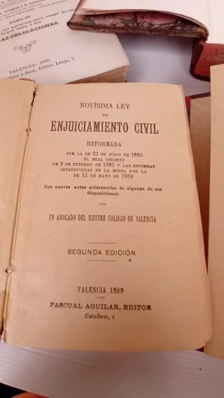 LOTE DE 8 LIBROS ANTIGUOS JURÍDICOS