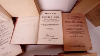 LOTE DE 8 LIBROS ANTIGUOS JURÍDICOS