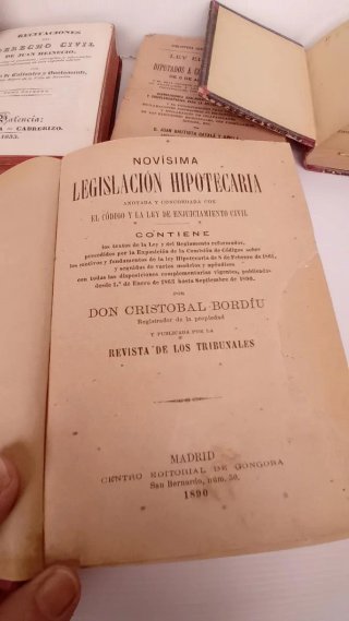 LOTE DE 8 LIBROS ANTIGUOS JURÍDICOS