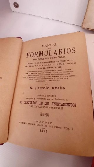 LOTE DE 8 LIBROS ANTIGUOS JURÍDICOS