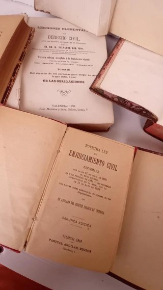 LOTE DE 8 LIBROS ANTIGUOS JURÍDICOS