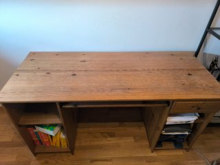 Escritorio de madera con cajón y estantes