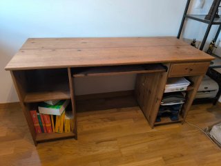 Escritorio de madera con cajón y estantes