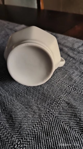 Lechera de porcelana con flores