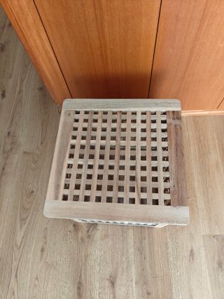 Mesa de almacenaje de madera