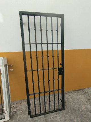 Puerta reja hierro macizo