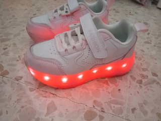 Stivaletti con pattini a rotelle e luci LED
