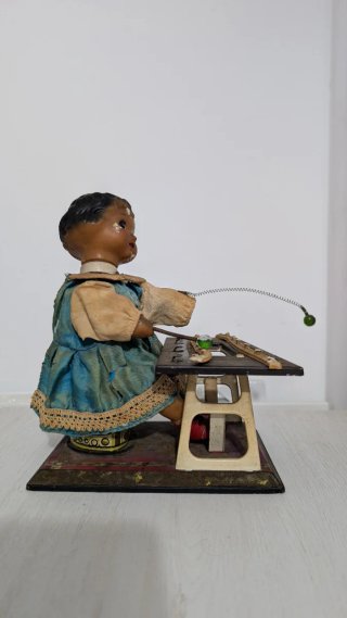 Autómata antiguo de lata