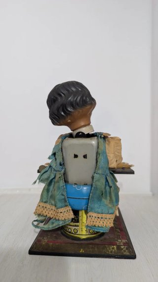 Autómata antiguo de lata