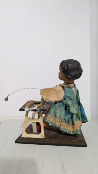 Autómata antiguo de lata