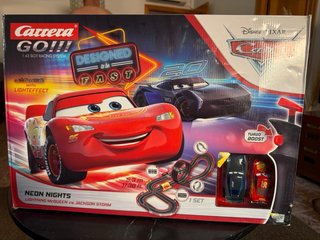 Carrera GO!!! Neon Nights Rayo McQueen vs Jackson