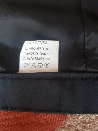 Falda negra con apertura detrás
