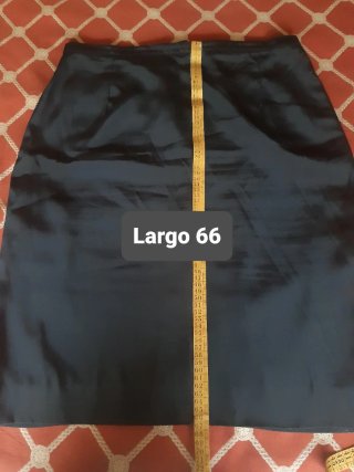 Falda negra con apertura detrás