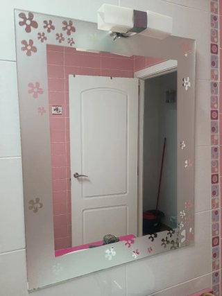 Espejo de baño con aplique floral