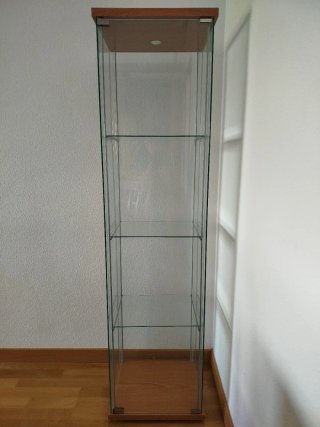 Vitrina de cristal y madera