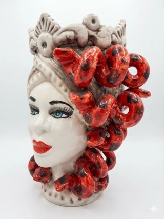 Testa di Medusa in ceramica rossa e bianca