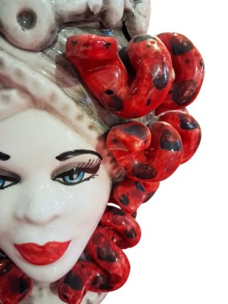 Testa di Medusa in ceramica rossa e bianca